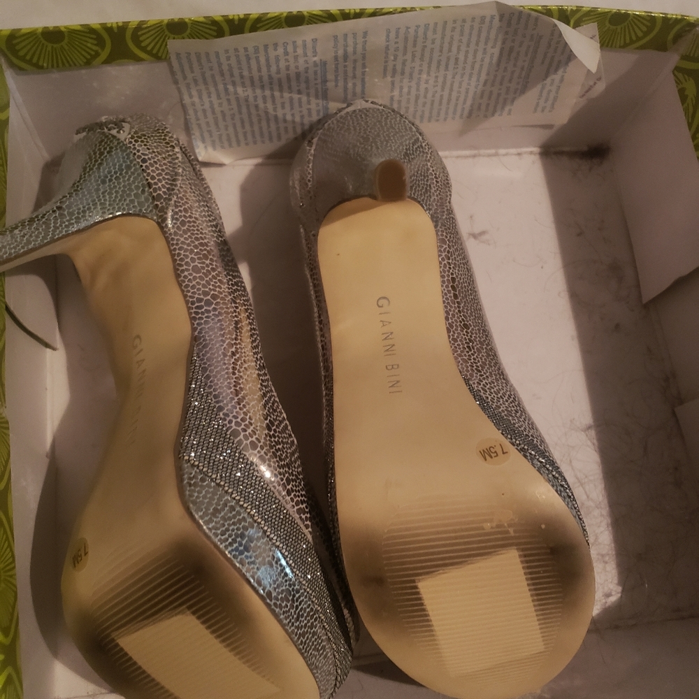 Heels - Picture 2 of 3